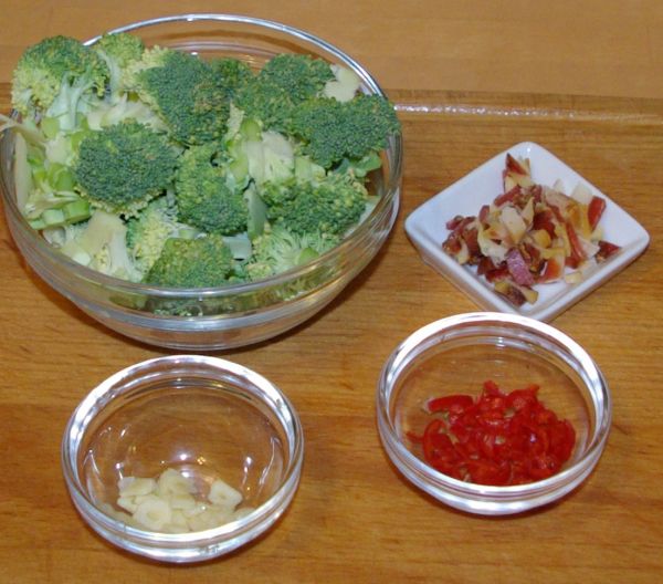 Broccoli, Knoblauch, Chili, Schinken